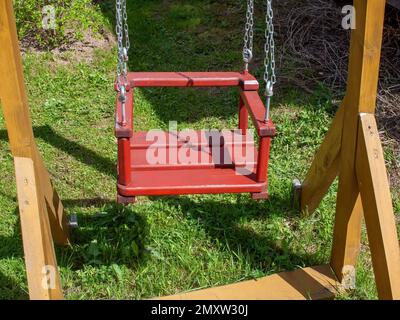 Holzschaukel im Dorf, im Frühling Stockfoto