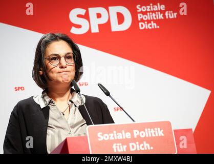 Husum, Deutschland. 04. Februar 2023. Serpil Midyatli (SPD), Staatsvorsitzende der SPD Schleswig-Holstein, spricht auf der Parteikonferenz der SPD Schleswig-Holstein in der Messe Husum. Kredit: Christian Charisius/dpa/Alamy Live News Stockfoto