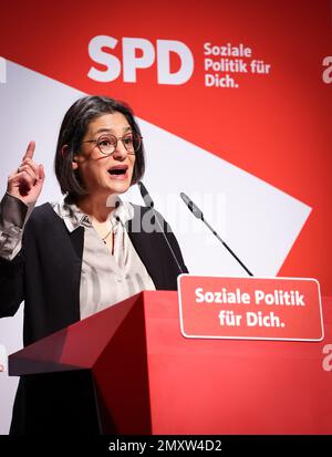 Husum, Deutschland. 04. Februar 2023. Serpil Midyatli (SPD), Staatsvorsitzende der SPD Schleswig-Holstein, spricht auf der Parteikonferenz der SPD Schleswig-Holstein in der Messe Husum. Kredit: Christian Charisius/dpa/Alamy Live News Stockfoto