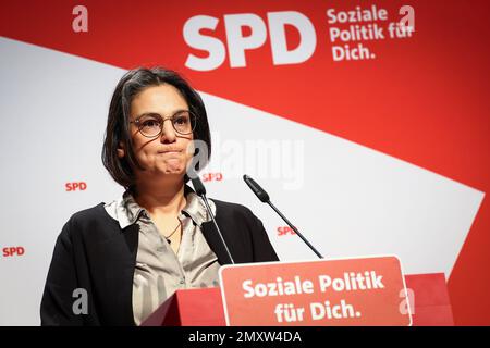 Husum, Deutschland. 04. Februar 2023. Serpil Midyatli (SPD), Staatsvorsitzende der SPD Schleswig-Holstein, spricht auf der Parteikonferenz der SPD Schleswig-Holstein in der Messe Husum. Kredit: Christian Charisius/dpa/Alamy Live News Stockfoto