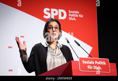 Husum, Deutschland. 04. Februar 2023. Serpil Midyatli (SPD), Staatsvorsitzende der SPD Schleswig-Holstein, spricht auf der Parteikonferenz der SPD Schleswig-Holstein in der Messe Husum. Kredit: Christian Charisius/dpa/Alamy Live News Stockfoto