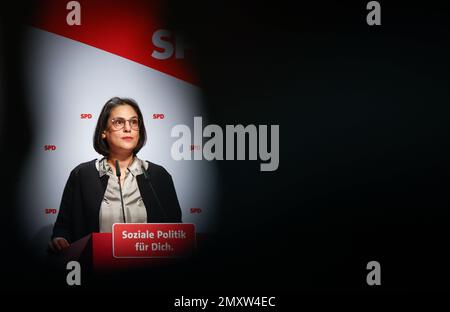 Husum, Deutschland. 04. Februar 2023. Serpil Midyatli (SPD), Staatsvorsitzende der SPD Schleswig-Holstein, spricht auf der Parteikonferenz der SPD Schleswig-Holstein in der Messe Husum. Kredit: Christian Charisius/dpa/Alamy Live News Stockfoto