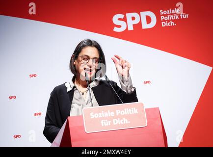 Husum, Deutschland. 04. Februar 2023. Serpil Midyatli (SPD), Staatsvorsitzende der SPD Schleswig-Holstein, spricht auf der Parteikonferenz der SPD Schleswig-Holstein in der Messe Husum. Kredit: Christian Charisius/dpa/Alamy Live News Stockfoto