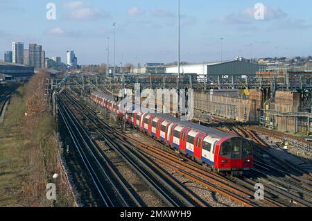 Ein Zug der Londoner U-Bahn 1996, der am 21. Januar 2023 in Neasden eine Jubilee Line bedient. Stockfoto