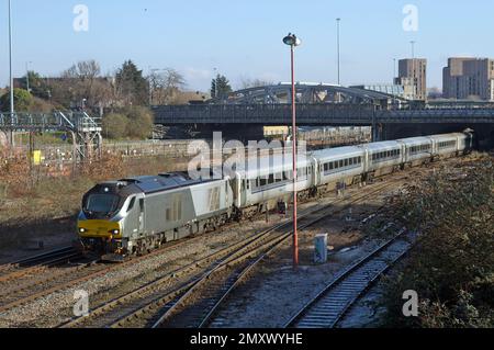 Eine Diesellokomotive der DRS-Klasse 68 mit der Nummer 68011, die am 21. Januar 2023 an der Kreuzung Neasden in einem Chiltern Railways-Service eingesetzt wird. Stockfoto