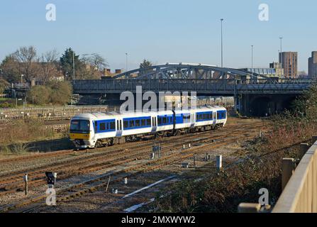 Ein Dieselmotor der Klasse 165 mit der Nummer 165022, der am 21. Januar 2023 an der Kreuzung Neasden im Rahmen der Chiltern Railways eingesetzt wird. Stockfoto