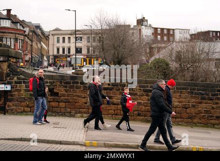 Die Fans von Rotherham United treffen vor dem Sky Bet Championship-Spiel im AESSEAL New York Stadium in Rotherham ein. Foto: Samstag, 4. Februar 2023. Stockfoto