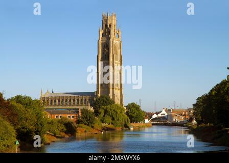 Der Turm der St. Botolph's Church in Boston, Lincolnshire, wird auch als „Boston Stump“ bezeichnet, wobei die Navigation auf dem Fluss Witham im Vordergrund steht. Stockfoto