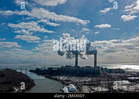 Monroe, Michigan – DTE's Energy's Monroe Power Plant am Ufer des Eriesees. Das Kohlekraftwerk ist der zweitgrößte Emittent von Treibhausgasen Stockfoto