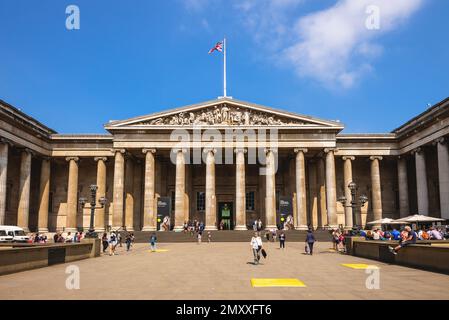 28. Juni 2018: Haupteingang des British Museum, ein öffentliches Museum, das sich der Geschichte, Kunst und Kultur der Menschheit widmet, befindet sich in London, Großbritannien. Es war Establis