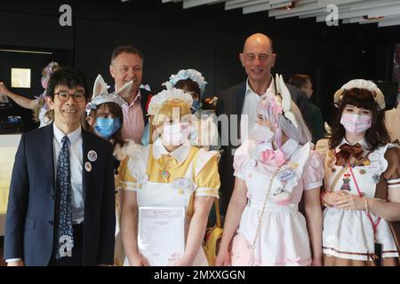 Erfurt, Deutschland. 04. Februar 2023. Yasuhiro Kitaura (l), Gesandter der japanischen Botschaft in Deutschland, Michael Kynast (3. von links), Geschäftsführer der Messe Erfurt, Wolfgang Tiefensee (SPD), Wirtschaftsminister in Thüringen, posiert mit Servicemitarbeitern in einem japanischen Café auf der Messe mag-C - Community Convention for Games, Cosplay, Anime and Manga. Auf der Messe sind etwa 80 Aussteller vertreten. Kredit: Bodo Schackow/dpa/Alamy Live News Stockfoto