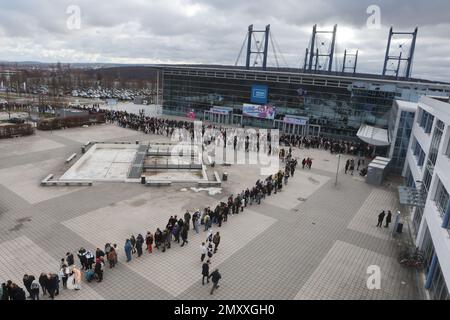 Erfurt, Deutschland. 04. Februar 2023. Zahlreiche Besucher stehen auf dem Platz vor Beginn der Messe mag-C - Community Convention for Games, Cosplay, Anime and Manga und warten auf den Eintritt. Auf der Messe sind etwa 80 Aussteller vertreten. Kredit: Bodo Schackow/dpa/Alamy Live News Stockfoto