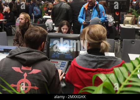 Erfurt, Deutschland. 04. Februar 2023. Besucher spielen ein Computerspiel auf der Messe mag-C - Community Convention for Games, Cosplay, Anime and Manga. Auf der Messe sind etwa 80 Aussteller vertreten. Kredit: Bodo Schackow/dpa/Alamy Live News Stockfoto