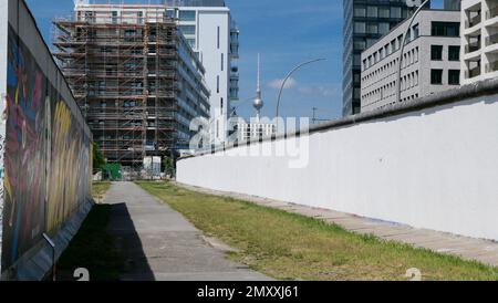 East Side Galerie der Berliner Mauer an einem sonnigen Frühlingstag, bedeckt mit Graffiti Stockfoto