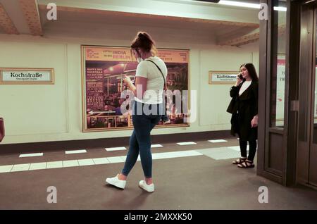 Zwei Frauen warten auf einem unterirdischen Bahnsteig Stockfoto