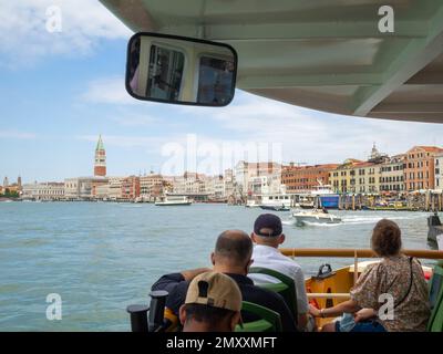 Castello und San Marco vom Vaporetto aus gesehen, Venedig Stockfoto