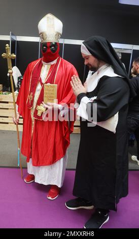 Erfurt, Deutschland. 04. Februar 2023. Zwei Besucher geben sich als Papst mit Deadpool-Maske und Nonne auf der Messe mag-C aus - Community Convention für Spiele, Cosplay, Anime und Manga. Auf der Messe sind etwa 80 Aussteller vertreten. Kredit: Bodo Schackow/dpa/Alamy Live News Stockfoto