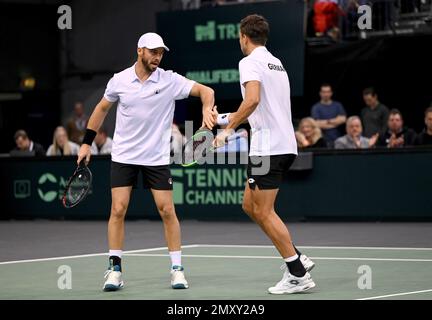 Trier, Deutschland. 02. Februar 2023. Tennis, Männer: Davis Cup - Qualifikationsrunde, Qualifikationsrunde, Deutschland - Schweiz, Doppel. Die deutschen Spieler Andreas Mies (r) und Tim Pütz (l) spielen gegen die Schweizer Wawrinka und Stricker. Kredit: Harald Tittel/dpa/Alamy Live News Stockfoto