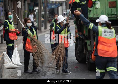 Bangkok, Thailand. 04. Februar 2023. 4. Februar 2023 - Reinigungspersonal fegt und reinigt die DIN Daeng Road, Bangkok, aufgrund von Ölflecken auf der Straßenoberfläche. Das Fahrzeug zu einem Unfall führen. (Foto von Teera Noisakran/Pacific Press) Kredit: Pacific Press Media Production Corp./Alamy Live News Stockfoto