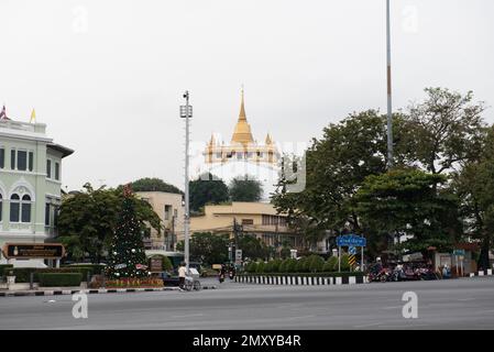 Bangkok, Thailand. 4. Februar 2023. Heute, am 4. Februar 2023, der Himmel über dem Goldenen Berg (Wat Saket Ratcha Wora Maha Wihan), Bangkok, Thailand, hat einen Dunst, PM2,5 Staub, Weniger als vor ein paar Tagen. (Kreditbild: © Teera Noisakran/Pacific Press via ZUMA Press Wire) NUR REDAKTIONELLE VERWENDUNG! Nicht für den kommerziellen GEBRAUCH! Kredit: ZUMA Press, Inc./Alamy Live News Stockfoto