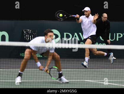Trier, Deutschland. 02. Februar 2023. Tennis, Männer: Davis Cup - Qualifikationsrunde, Qualifikationsrunde, Deutschland - Schweiz; Doppel. Die deutschen Spieler Andreas Mies und Tim Pütz (r) spielen gegen die Schweizer Wawrinka und Stricker. Kredit: Harald Tittel/dpa/Alamy Live News Stockfoto