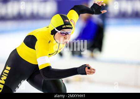 HERENVEEN - Jutta Leerdam in Aktion auf den ersten 500 Metern während des zweiten Tages der NK-Entfernungen in Thialf. ANP VINCENT JANNINK Stockfoto