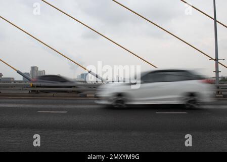 Bangkok, Thailand. 4. Februar 2023. 4. Februar 2023 - Verkehr auf der Rama VIII Brücke, nicht viel Verkehr. Während in der Gegend von Bangkok, Thailand, besteht die Gefahr der Luftverschmutzung, PM2,5 Staub in den letzten Tagen. (Kreditbild: © Teera Noisakran/Pacific Press via ZUMA Press Wire) NUR REDAKTIONELLE VERWENDUNG! Nicht für den kommerziellen GEBRAUCH! Kredit: ZUMA Press, Inc./Alamy Live News Stockfoto