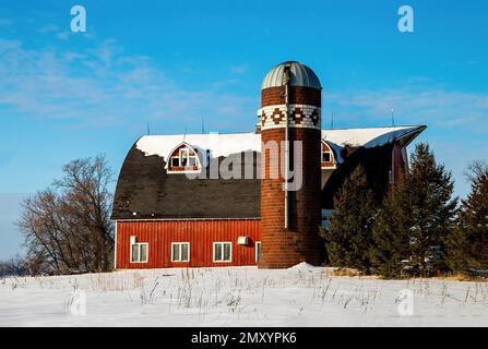 Rote Scheune mit altem Ziegelsilo in Scandia, Minnesota. Stockfoto