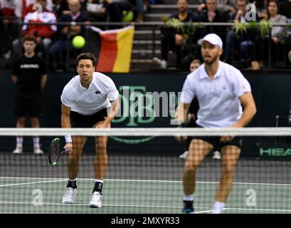 Trier, Deutschland. 02. Februar 2023. Tennis, Männer: Davis Cup - Qualifikationsrunde, Qualifikationsrunde, Deutschland - Schweiz; Doppel. Die deutschen Spieler Andreas Mies (l) und Tim Pütz spielen gegen die Schweizer Wawrinka und Stricker. Kredit: Harald Tittel/dpa/Alamy Live News Stockfoto