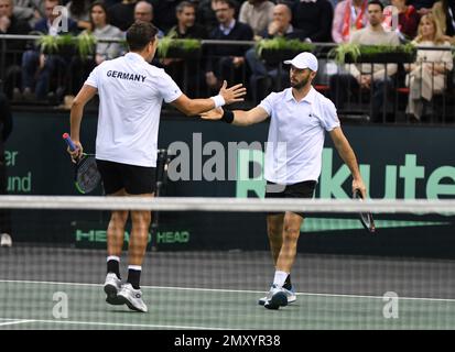 Trier, Deutschland. 02. Februar 2023. Tennis, Männer: Davis Cup - Qualifikationsrunde, Qualifikationsrunde, Deutschland - Schweiz; Doppel. Die deutschen Spieler Andreas Mies (l) und Tim Pütz spielen gegen die Schweizer Wawrinka und Stricker. Kredit: Harald Tittel/dpa/Alamy Live News Stockfoto
