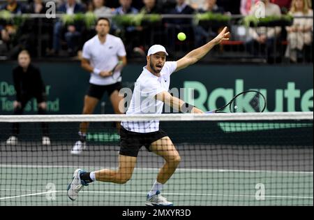 Trier, Deutschland. 02. Februar 2023. Tennis, Männer: Davis Cup - Qualifikationsrunde, Qualifikationsrunde, Deutschland - Schweiz; Doppel. Die deutschen Spieler Andreas Mies und Tim Pütz (V) spielen gegen die Schweizer Wawrinka und Stricker. Kredit: Harald Tittel/dpa/Alamy Live News Stockfoto