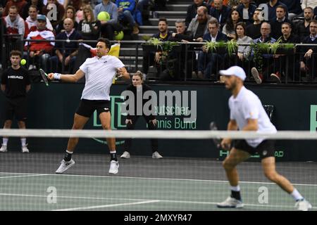 Trier, Deutschland. 02. Februar 2023. Tennis, Männer: Davis Cup - Qualifikationsrunde, Qualifikationsrunde, Deutschland - Schweiz; Doppel. Die deutschen Spieler Andreas Mies (l) und Tim Pütz spielen gegen die Schweizer Wawrinka und Stricker. Kredit: Harald Tittel/dpa/Alamy Live News Stockfoto