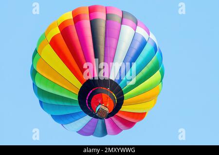 Bunter gefärbter Heißluftballon, der den Korb unter dem Ballon zeigt. Stockfoto