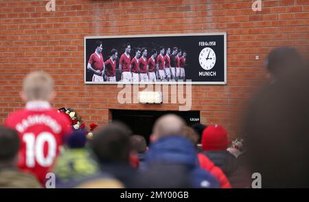 Manchester United Fans während einer Gedenkfeier zum Gedenken an die München Air Disaster vor Old Trafford, vor dem Premier League-Spiel gegen Crystal Palace. Foto: Samstag, 4. Februar 2023. Stockfoto