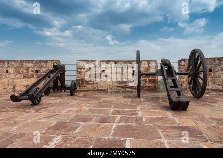 Berühmte Kilkila-Kanonen auf der Spitze des Mehrangarh-Forts. Blick auf die Stadt Jodhpur seit der Antike. Langes Fass, Rajasthan, Indien. Stockfoto