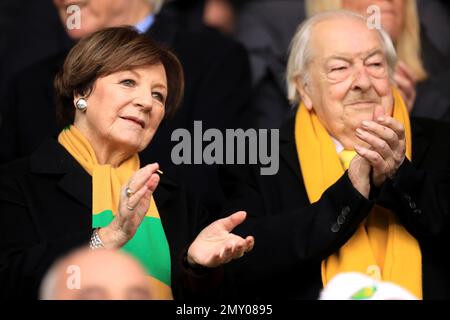 Besitzer von Norwich City Delia Smith (links) und Ehemann Michael Wynn Jones während des Sky Bet Championship-Spiels in Carrow Road, Norwich. Foto: Samstag, 4. Februar 2023. Stockfoto