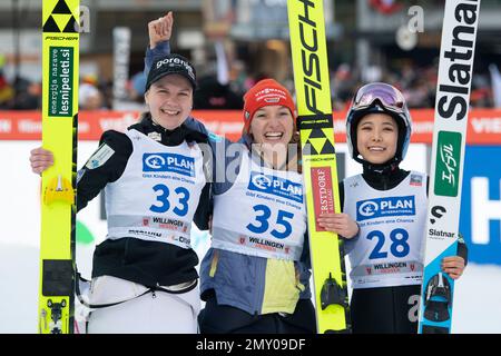 Willingen, Deutschland. 04. Februar 2023. Skispringen, Skispringen: Weltmeisterschaft, großer Hügel, Frauen. Die Gewinnerin Katharina Althaus (M) aus Deutschland jubelt neben der zweitplatzierten Ema Klinec (l) aus Slowenien und der drittplatzierten Sara Takanashi (r) aus Japan. Kredit: Swen Pförtner/dpa/Alamy Live News Stockfoto