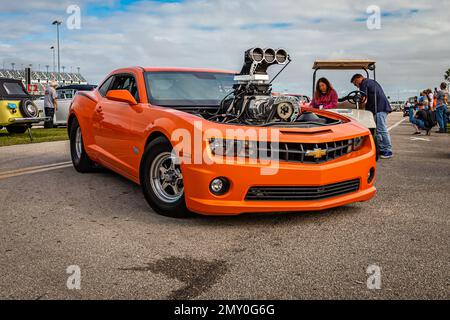 Daytona Beach, FL - 26. November 2022: Weitwinkelblick auf eine 2012 Chevrolet Camaro Pro Street auf einer lokalen Automesse. Stockfoto