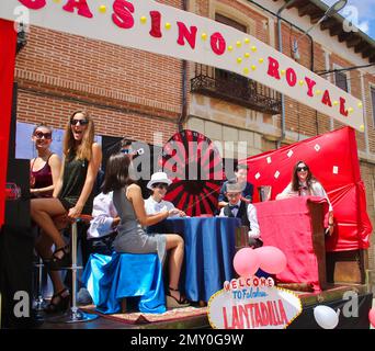 Casino-Themen-Floß während der jährlichen Himmelfahrt der Jungfrau Maria vom 15. August, Lantadilla Spanien Stockfoto