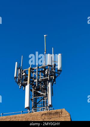 Mobilfunkmast im Gebäude, UK Stockfoto
