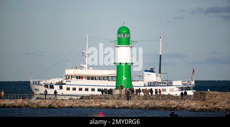 04. Februar 2023, Mecklenburg-Vorpommern, Warnemünde: Kinderwagen gehen unter blauem Himmel und Sonnenschein am Pier von Warnemünde, im Hintergrund verlässt ein Passagierschiff den Seekanal in Richtung Ostsee. Die Winterferien beginnen an diesem Wochenende in Mecklenburg-Vorpommern. Foto: Frank Hormann/dpa Stockfoto