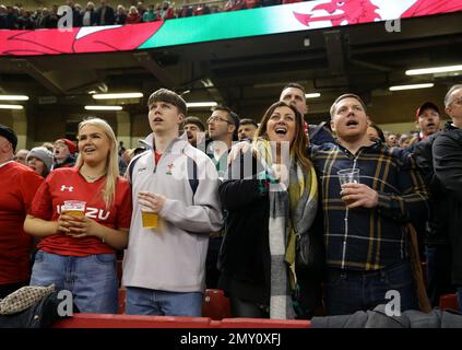 Wales-Fans singen vor dem Guinness Six Nations-Spiel im Fürstentum-Stadion in Cardiff die Nationalhymne. Foto: Samstag, 4. Februar 2023. Stockfoto