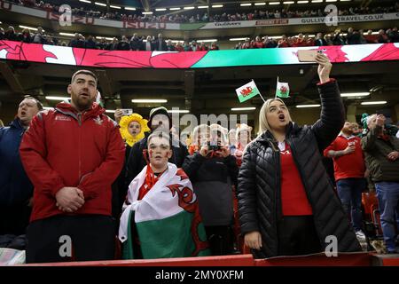 Wales-Fans singen vor dem Guinness Six Nations-Spiel im Fürstentum-Stadion in Cardiff die Nationalhymne. Foto: Samstag, 4. Februar 2023. Stockfoto