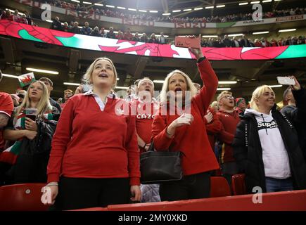 Wales-Fans singen vor dem Guinness Six Nations-Spiel im Fürstentum-Stadion in Cardiff die Nationalhymne. Foto: Samstag, 4. Februar 2023. Stockfoto