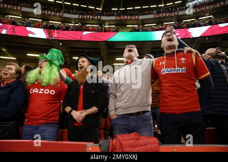 Wales-Fans singen vor dem Guinness Six Nations-Spiel im Fürstentum-Stadion in Cardiff die Nationalhymne. Foto: Samstag, 4. Februar 2023. Stockfoto