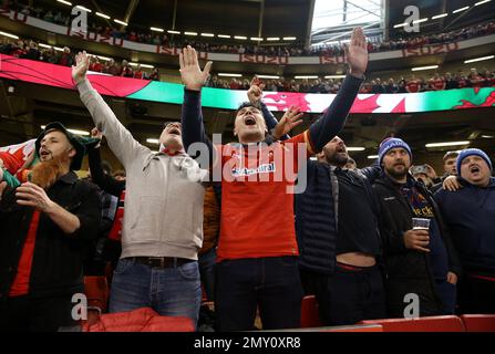 Wales-Fans singen vor dem Guinness Six Nations-Spiel im Fürstentum-Stadion in Cardiff die Nationalhymne. Foto: Samstag, 4. Februar 2023. Stockfoto