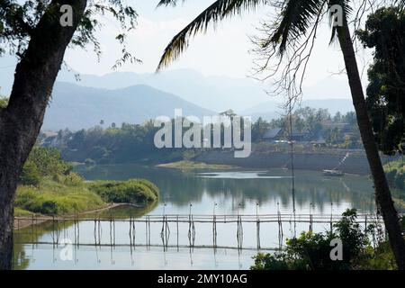 Bambusbrücke über den Fluss Nam Khan in Luang Prabang, Laos Stockfoto