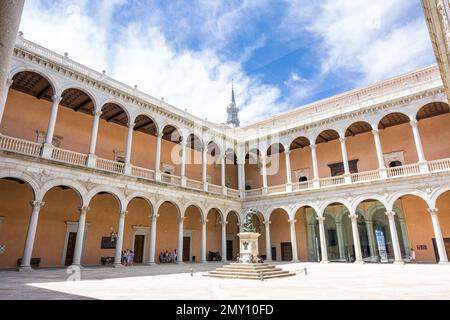 Toledo, Spanien - 21. Juni 2022: Innenhof des Alcazar von Toledo, Spanien Stockfoto