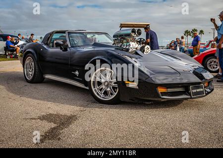 Daytona Beach, FL - 26. November 2022: Aus einer hohen Perspektive, Blick auf eine individuelle 1981 Chevrolet Corvette C3 Stingray auf einer lokalen Automesse. Stockfoto