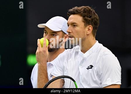 Trier, Deutschland. 02. Februar 2023. Tennis, Männer: Davis Cup - Qualifikationsrunde, Qualifikationsrunde, Deutschland - Schweiz; Doppel. Die deutschen Spieler Andreas Mies (r) und Tim Pütz spielen gegen die Schweizer Wawrinka und Stricker. Kredit: Harald Tittel/dpa/Alamy Live News Stockfoto